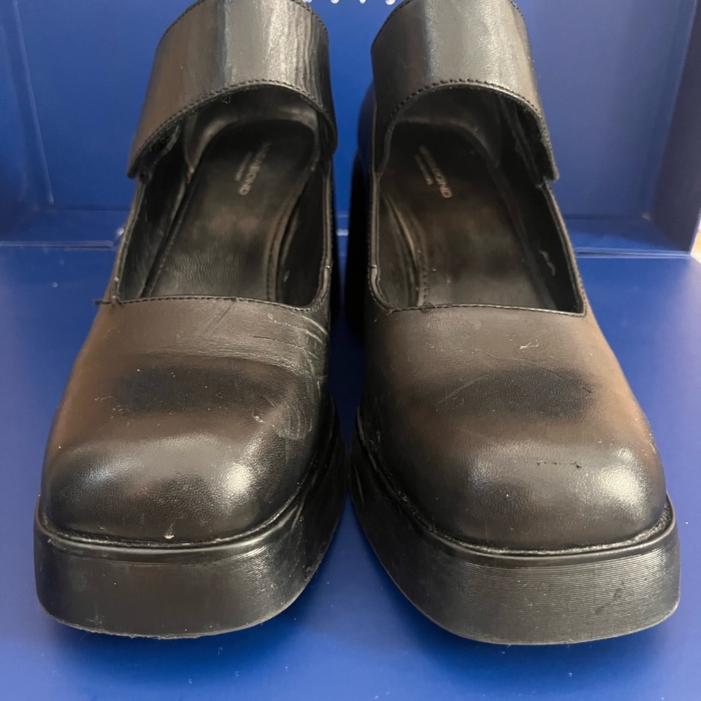 Vagabond Black Leather Platform Shoes
«Brooke» - Picture 4 of 15